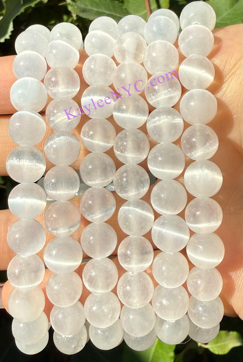 Puede incluir: Un brazalete hecho de cuentas de piedras preciosas blancas. Las cuentas son redondas y tienen un acabado liso y pulido. El brazalete est&aacute; hecho de m&uacute;ltiples hileras de cuentas, y las cuentas son todas del mismo tama&ntilde;o. El brazalete es una pieza de joyer&iacute;a ligera, aireada y delicada.