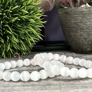 Puede incluir: Dos pulseras de piedras preciosas blancas con cuentas redondas. Las pulseras est&aacute;n hechas de cuentas de piedra lunar blanca.