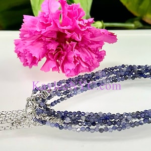 Può includere: Un braccialetto multifilo realizzato con piccole perle di zaffiro blu scuro sfaccettate. Il braccialetto ha una catena d'argento con una chiusura a moschettone.