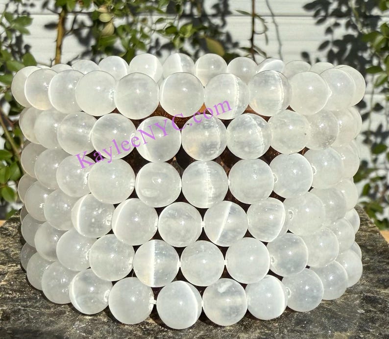 Puede incluir: Un brazalete de cristal de selenita blanco con cuentas redondas. El brazalete est&aacute; hecho de cristales de selenita naturales y tiene aproximadamente 20 cm de largo.