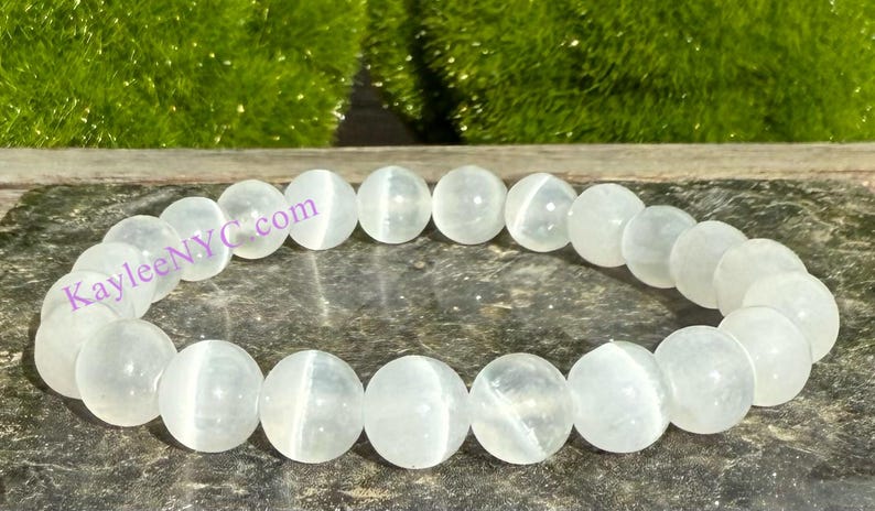 Puede incluir: Pulsera de piedras preciosas blancas con cuentas redondas. La pulsera est&aacute; hecha de piedras blancas con un ligero brillo iridiscente.