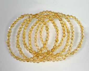 Puede incluir: Un conjunto de seis pulseras de citrino amarillo. Cada pulsera está hecha de pequeñas cuentas redondas.
