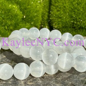 Puede incluir: Dos pulseras de piedras preciosas blancas con cuentas redondas. Las pulseras est&aacute;n hechas de cuentas de piedra lunar blanca.