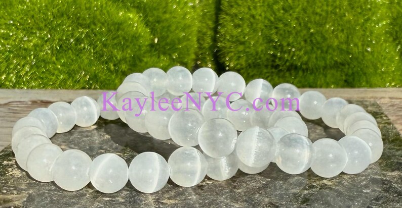 Puede incluir: Dos pulseras de piedras preciosas blancas con cuentas redondas. Las pulseras est&aacute;n hechas de cuentas de piedra lunar blanca.