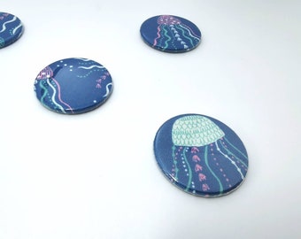 Set of 5 round magnets made of jellyfish pattern fabric. Fabric magnet diameter 38 mm. Strong fastening