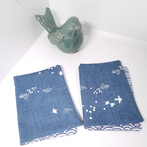 Étui à passeport, protège passeport, protege livret de famille, pochette en tissu. Motif bleu graphique et zig zag vert d'eau.