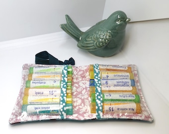 Kit di pronto soccorso. Pochette per 7-14 tubetti omeopatici e blister di compresse o bustine. Ampia scelta di tessuti.
