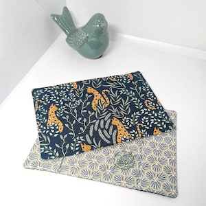 Étui à passeport, protège passeport, pochette passeport en tissu bleu marine fleuri, doublure bleu ciel petites gouttes ou saki turquoise