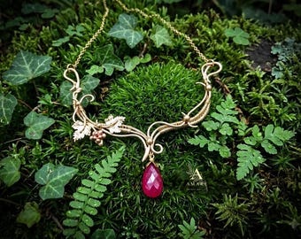 Collar con colgante de enredadera de rubí – Joyería de latón Art Nouveau, collar botánico de hadas élficas, regalo único para ella.