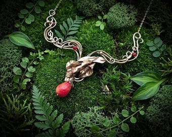 Collar con colgante de flor de lirio de ágata roja – Joyería de latón para jardín de hadas, collar botánico élfico, regalo para ella