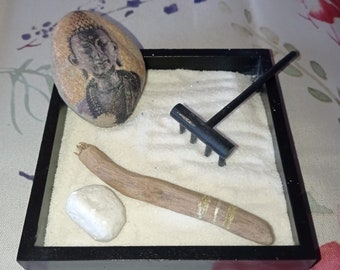 KARESANSUI, mini JARDIN ZEN with stone decorated with Buddha, rake, white sand and trunk