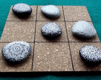 Play Tic-Tac-Toe, stones MANDALAS, decorated stones