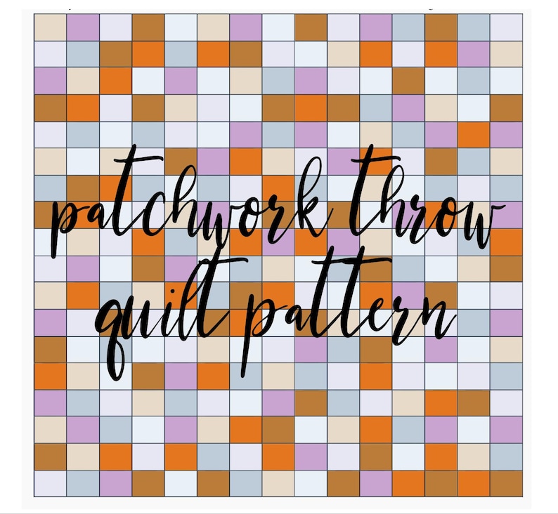 Pu&ograve; includere: Un motivo patchwork per una trapunta. Il motivo presenta una griglia di quadrati nei toni dell'arancione, del marrone, della lavanda e dell'azzurro. Le parole "patchwork throw quilt pattern" sono scritte in corsivo.