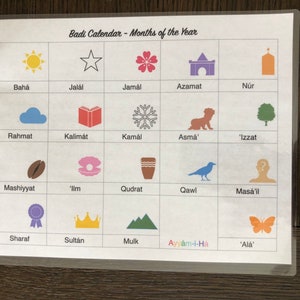 Puede incluir: Un gr&aacute;fico con iconos coloridos y texto que representa los meses del calendario Badi. Los meses son: Bah&aacute;, Jal&aacute;l, Jam&aacute;l, Azamat, N&uacute;r, Rahmat, Kalim&aacute;t, Kam&aacute;l, Asm&aacute;', 'Izzat, Mashiyyat, 'Ilm, Qudrat, Qawl, Mas&aacute;'il, Sharaf, Sult&aacute;n, Mulk, Ayy&aacute;m-i-H&aacute;, 'Al&aacute;'.