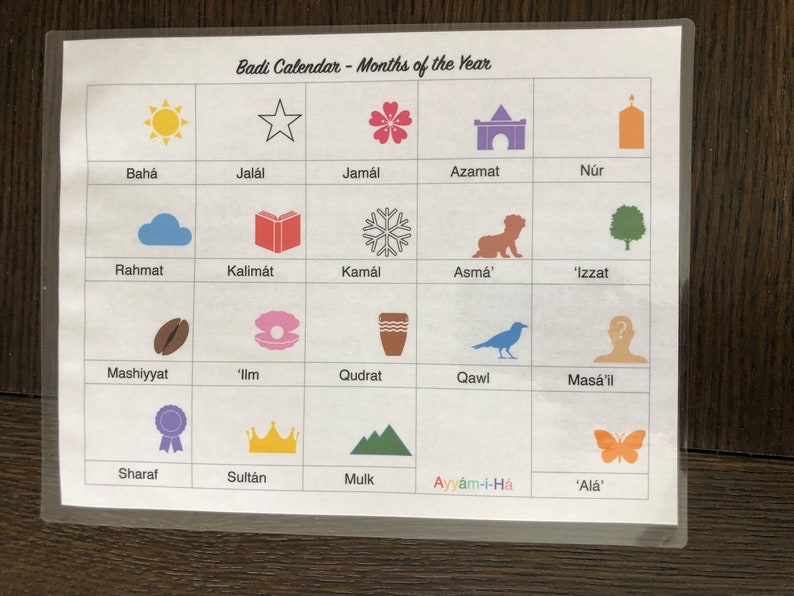 Puede incluir: Un gr&aacute;fico con iconos coloridos y texto que representa los meses del calendario Badi. Los meses son: Bah&aacute;, Jal&aacute;l, Jam&aacute;l, Azamat, N&uacute;r, Rahmat, Kalim&aacute;t, Kam&aacute;l, Asm&aacute;', 'Izzat, Mashiyyat, 'Ilm, Qudrat, Qawl, Mas&aacute;'il, Sharaf, Sult&aacute;n, Mulk, Ayy&aacute;m-i-H&aacute;, 'Al&aacute;'.
