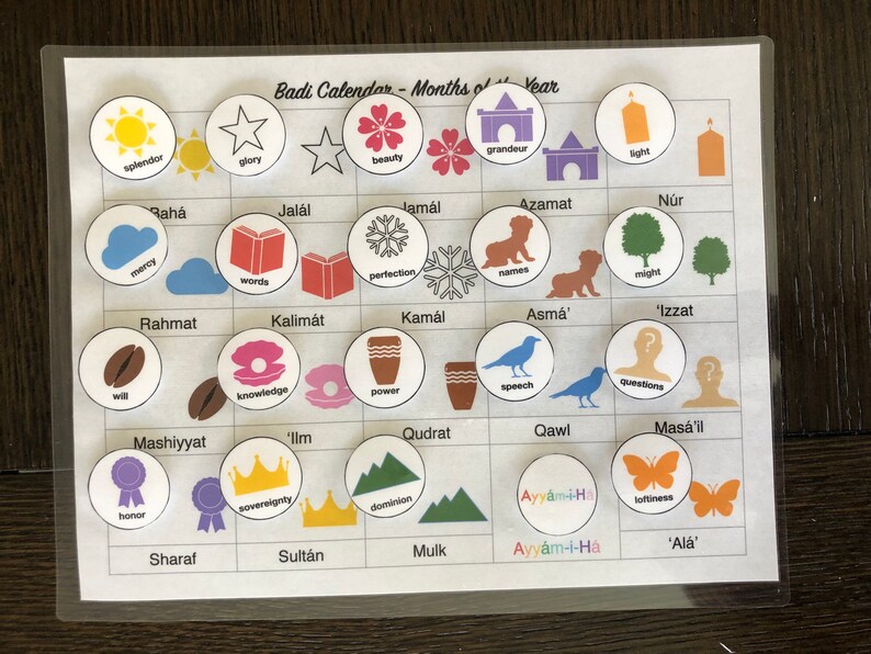 Puede incluir: Un gr&aacute;fico colorido con una cuadr&iacute;cula de c&iacute;rculos, cada uno con una imagen y una palabra. El gr&aacute;fico se titula "Badi Calendar - Months of the Year".