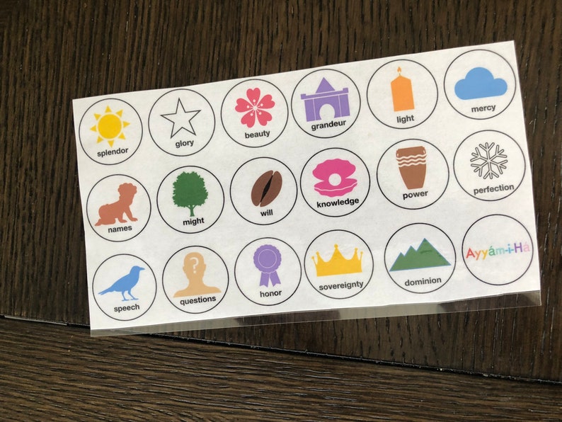 Puede incluir: Un conjunto de 20 pegatinas redondas de colores con varios s&iacute;mbolos y palabras. Las pegatinas est&aacute;n impresas en papel blanco y tienen un acabado brillante. Las palabras en las pegatinas incluyen: esplendor, gloria, belleza, grandeza, luz, misericordia, nombres, poder, voluntad, conocimiento, poder, perfecci&oacute;n, habla, preguntas, honor, soberan&iacute;a, dominio y Ayyam-i-Ha.