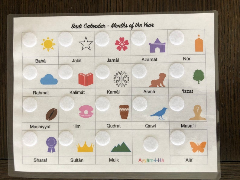 Puede incluir: Un gr&aacute;fico colorido con los nombres y s&iacute;mbolos de los 19 meses del calendario Badi. Los meses son: Bah&aacute;, Jal&aacute;l, Jam&aacute;l, Azamat, N&uacute;r, Rahmat, Kalim&aacute;t, Kam&aacute;l, Asm&aacute;', 'Izzat, Mashiyyat, 'Ilm, Qudrat, Qawl, Mas&aacute;'il, Sharaf, Sult&aacute;n, Mulk, Ayy&aacute;m-i-H&aacute; y 'Al&aacute;'.