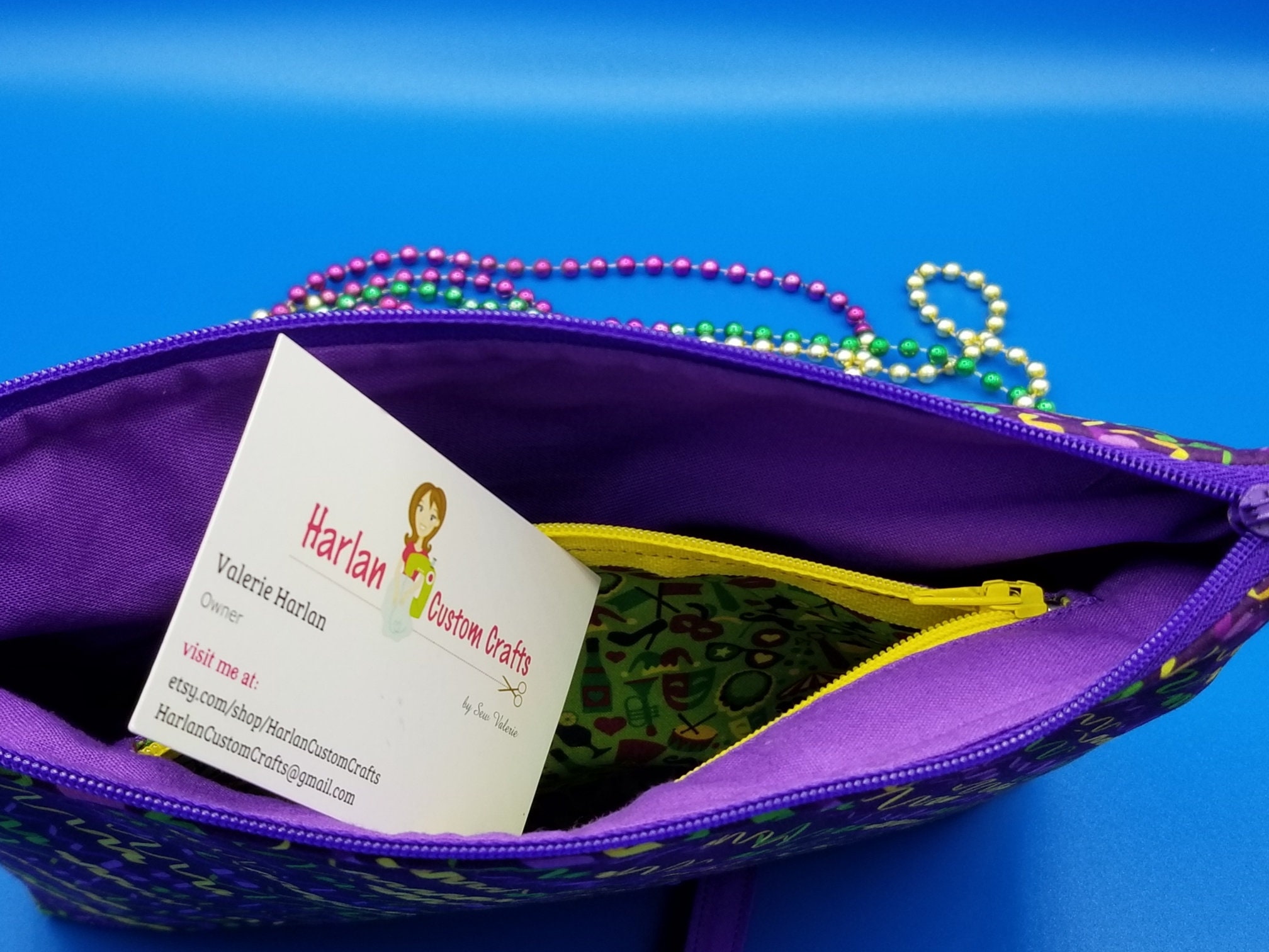Umhängetasche mit Tasche, Mardi Gras Luftschlangen-Motiv. Ideal für Erwachsene, Jugendliche und Kinder. Verstellbarer Riemen. Vollständig gefüttert. Tolles Geschenk