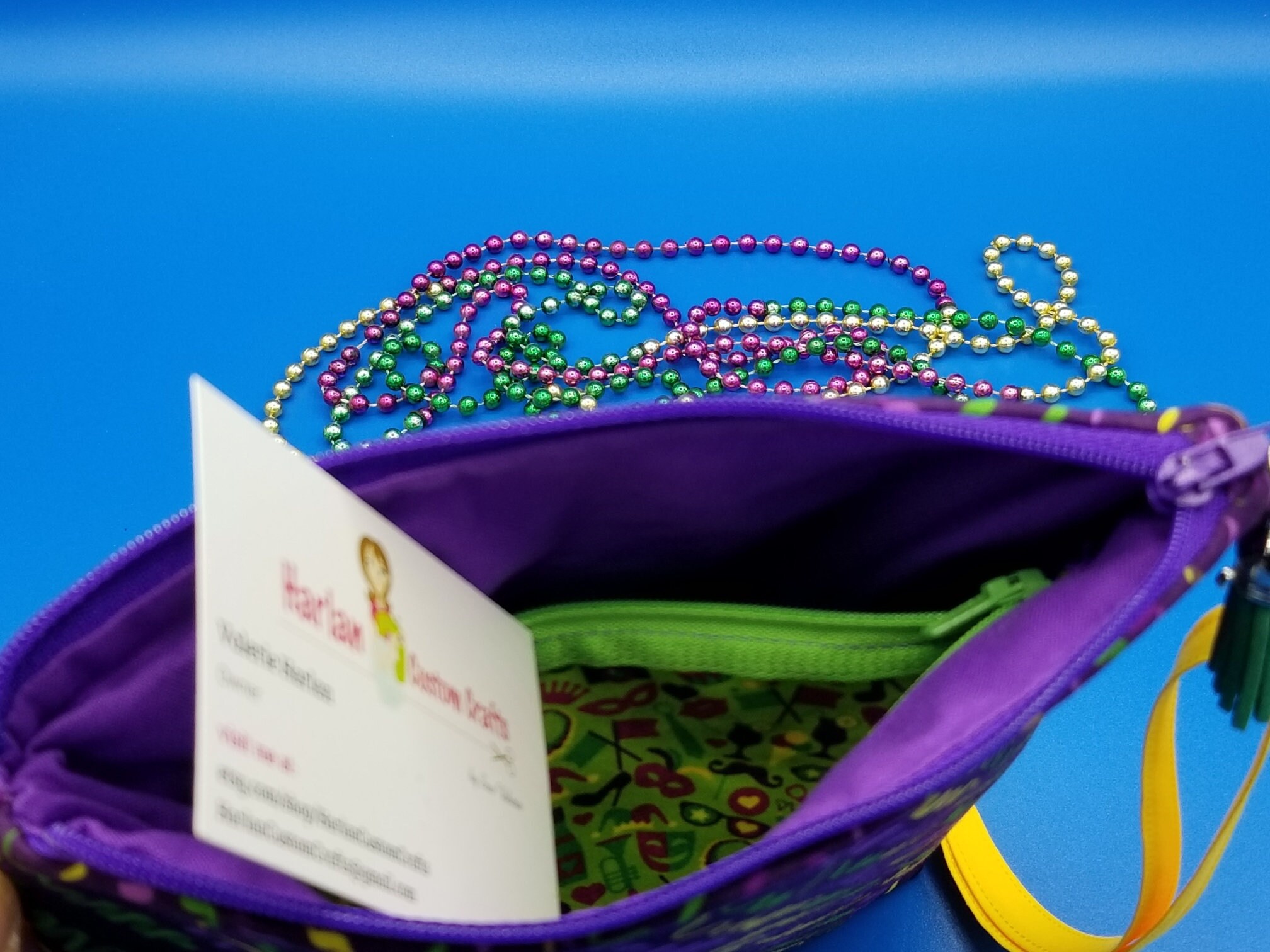 Umhängetasche mit Tasche, Mardi Gras Luftschlangen-Motiv. Ideal für Erwachsene, Jugendliche und Kinder. Verstellbarer Riemen. Vollständig gefüttert. Tolles Geschenk