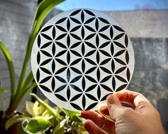 Specchio con fiore della vita inciso: decorazione con geometria sacra