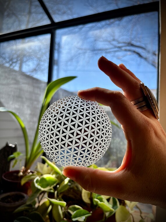 手作りの生命の花の彫刻入り球形ミラー：神聖幾何学模様の装飾 - Etsy 日本