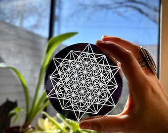 Specchio inciso a forma di icosaedro a stella: decorazione con geometria sacra