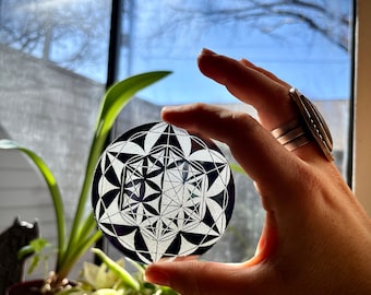Specchio inciso con il fiore della vita: arte geometrica sferica, decorazione spirituale