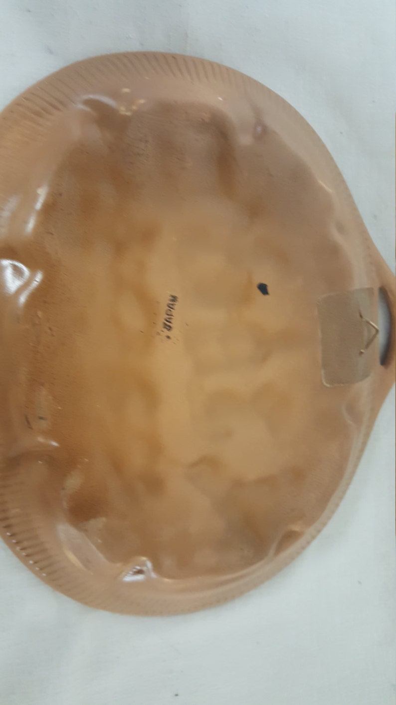 K&ouml;nnte beinhalten: Ein brauner Keramik-Wandteller mit einem erh&ouml;hten Rand und einer strukturierten Oberfl&auml;che. Der Teller hat einen kleinen, schwarzen Aufkleber auf der R&uuml;ckseite, auf dem "Made in Japan" steht.