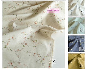 Puede incluir: Tela color crema con un delicado estampado floral de pequeñas flores y enredaderas rojas y verdes. La tela está etiquetada como "SOUHE FABRICS". También se muestran muestras de tela adicionales en azul, verde y amarillo con varios patrones.