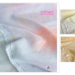 Può includere: Primo piano di campioni di tessuto nei toni del bianco, lavanda e pesca, con accenti gialli. Il tessuto ha un aspetto morbido e strutturato. Il testo "SOUHE FABRICS" è visibile. Vengono mostrati tre campioni di tessuto aggiuntivi.