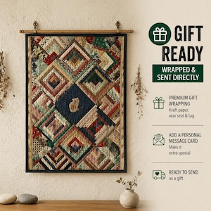 Puede incluir: Un tapiz de pared acolchado con un patrón geométrico en tonos rojos, azules, verdes y beige. Una barra de madera y herrajes decorativos están en la parte superior. El centro presenta un cuadrado azul oscuro con una silueta de gato. El texto "GIFT READY" es visible.