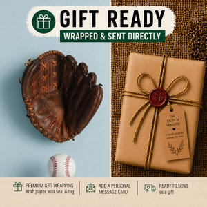 Peut inclure: Un gant de baseball marron et une balle blanche avec des coutures rouges sont présentés à côté d'un cadeau emballé. Le cadeau est enveloppé dans du papier brun, ficelé avec de la ficelle et scellé avec un sceau de cire rouge.