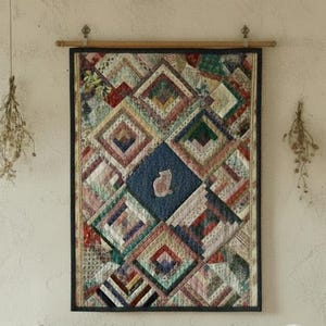 Ręcznie robiona patchworkowa kołdra z kotem i myszkami | Tekstylia ludowe | Wisząca na ścianie kołdra z drewnianym prętem | Ręcznie robiona patchworkowa kołdra | 96 x 140 cm