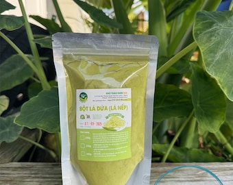May include: A white resealable bag filled with green powder labeled "BỘT LÁ DỨA (LÁ NẾP)" with a green and white logo and the date "01-03-2025".