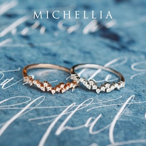 Pu&ograve; includere: Due anelli delicati con un design a forma di onda incastonati con piccoli diamanti. L'anello a sinistra &egrave; in oro rosa e l'anello a destra &egrave; in argento.
