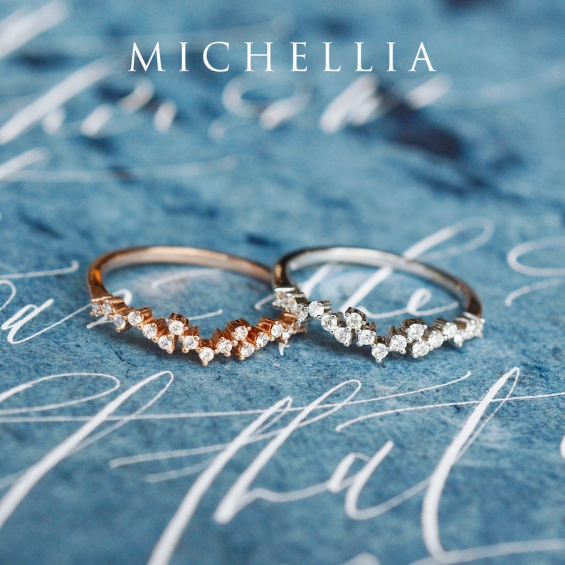 Pu&ograve; includere: Due anelli delicati con un design a forma di onda incastonati con piccoli diamanti. L'anello a sinistra &egrave; in oro rosa e l'anello a destra &egrave; in argento.