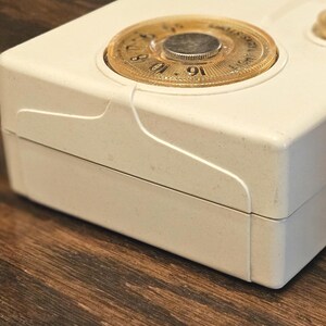 Vintage 1950s Emerson 888 Vanguard Transistor Radio image 9