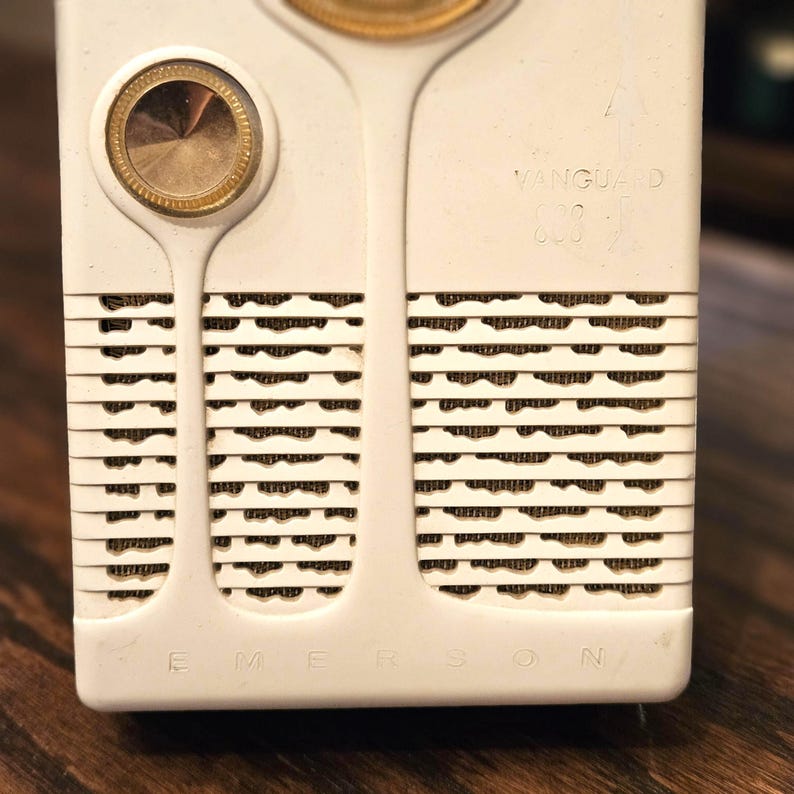 Vintage 1950s Emerson 888 Vanguard Transistor Radio image 4