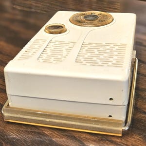 Vintage 1950s Emerson 888 Vanguard Transistor Radio image 8