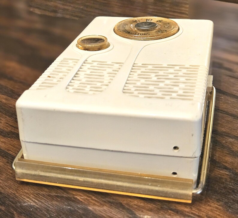 Vintage 1950s Emerson 888 Vanguard Transistor Radio image 8