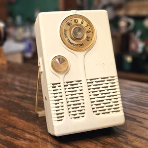 Vintage 1950s Emerson 888 Vanguard Transistor Radio image 1