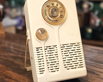 Vintage 1950s Emerson 888 Vanguard Transistor Radio