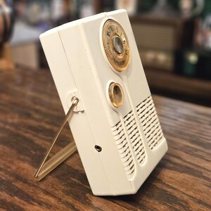 Vintage 1950s Emerson 888 Vanguard Transistor Radio image 2