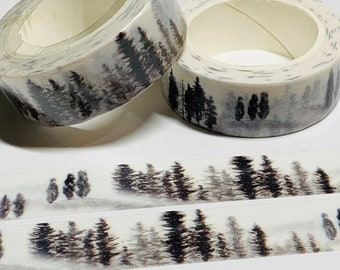 Puede incluir: Dos rollos de cinta washi con un diseño de bosque en blanco y negro. La cinta está sobre un fondo blanco.