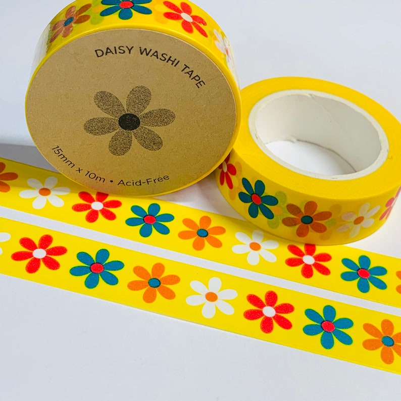 Pu&ograve; includere: Due rotoli di nastro washi giallo con un motivo a margherita. Il nastro &egrave; largo 15 mm e lungo 10 m. Il nastro &egrave; privo di acidi. "Daisy Washi Tape" &egrave; stampato sull'etichetta.