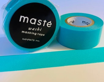 Puede incluir: Un rollo de cinta adhesiva washi de color turquesa con el nombre de la marca "masté" y el texto "washi masking tape MARK'S Inc." impreso en la etiqueta.