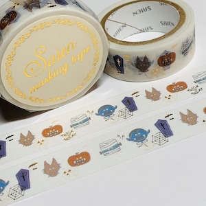 Puede incluir: Un rollo de cinta washi blanca con tem&aacute;tica de Halloween. La cinta presenta una variedad de dise&ntilde;os espeluznantes, que incluyen fantasmas, calabazas, murci&eacute;lagos y l&aacute;pidas. La cinta est&aacute; decorada con detalles en pan de oro. La cinta est&aacute; etiquetada como "Saien masking tape".