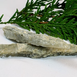 Par de varitas de cristal de selenita de Texas. Selenita natural, selenita en bruto, piedra del chakra corona, cristal purificador, minerales fluorescentes.
