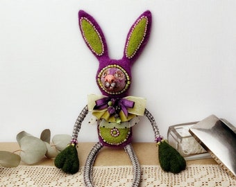 Poupée d'art technique mixte lapin, poupée d'art animal lapin OOAK, poupée d'art en feutre de lapin, poupée en feutre de lièvre